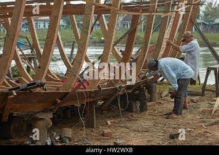 Boat Builders Building Wooden Boats on Beach near Kapisuyu 