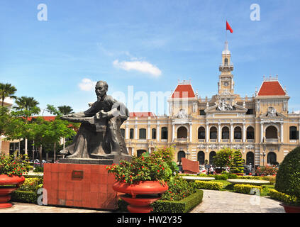 Ho Chi Minh City, Vietnam - June 08,2011: A statue of Vietnam's revered leader Ho Chi Minh (also called Uncle Ho or Bac Ho) in front of The Peoples' C Stock Photo