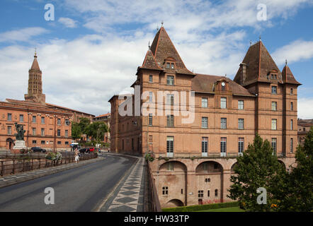 Musee Ingres in Montauban, Tarn-et-Garonne, France, pictured from the Pont Vieux (Old Bridge) over the Tarn River. Saint James' Church (Eglise Saint-Jacques de Montauban) is seen in the background. Stock Photo