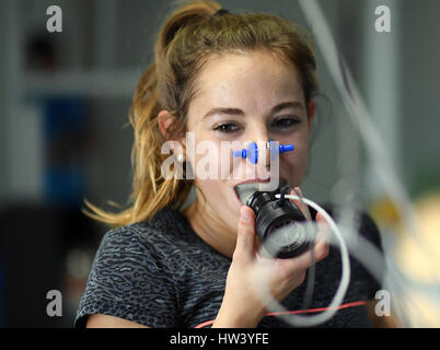 Leipzig, Germany. 09th June, 2016. Athlete Jana Reinert from the LG region of Karlsruhe training with a breathing mask on the treadmill at the Institute for Applied Training Science (IAT) in Leipzig, Germany, 09 June 2016. The IAT was founded 25 years ago and is regarded as the central research institute of the German top-class and junior sports. The aim of the scientists is to identify and promote the performance potential of top German athletes. Photo: Hendrik Schmidt/dpa-Zentralbild/dpa/Alamy Live News Stock Photo