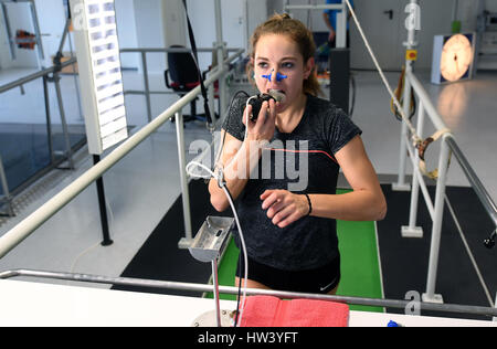 Leipzig, Germany. 09th June, 2016. Athlete Jana Reinert from the LG region of Karlsruhe training with a breathing mask on the treadmill at the Institute for Applied Training Science (IAT) in Leipzig, Germany, 09 June 2016. The IAT was founded 25 years ago and is regarded as the central research institute of the German top-class and junior sports. The aim of the scientists is to identify and promote the performance potential of top German athletes. Photo: Hendrik Schmidt/dpa-Zentralbild/dpa/Alamy Live News Stock Photo