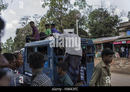 March 7, 2017 - Cox'S Bazar, Chittagong, Bangladesh - Rohingya refugees are traveling on roof of the vehicle from Ukhia to Cox's bazar, Bangladesh. Credit: Probal Rashid/ZUMA Wire/Alamy Live News