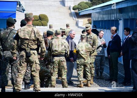 Seoul, South Korea. 17th March 2017. U.S. Secretary of State Rex Tillerson, center, and Gen. Vincent Brooks, U.S. Forces Korea commander, is briefed by U.S. soldiers during a tour of the Joint Security Area at the Korean Demilitarized Zone March 17, 2017 in Panmunjom, South Korea. Tillerson is on his first trip to Asia as Secretary of State. Credit: Planetpix/Alamy Live News Stock Photo