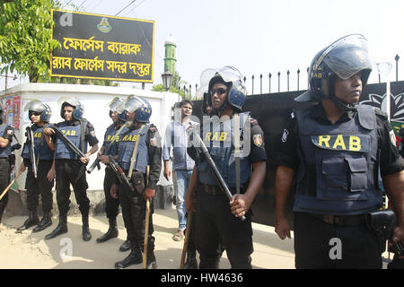 Dhaka, Bangladesh. 17th Mar, 2017. Members of the Bangladeshi elite fore 'Rapid Action Battalion (RAB)'' stands guard at the entrance of a camp of RAB where an unidentified intruder has died in a blast in Dhaka, Bangladesh, March 17, 2017. A 'suicide bomber' has died in a blast after entering a makeshift camp of the Rapid Action Battalion in Dhaka's Ashkona. Credit: Suvra Kanti Das/ZUMA Wire/Alamy Live News Stock Photo