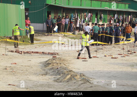 Dhaka, Bangladesh. 17th Mar, 2017. Members of Criminal Investigation Department (CID) inspect the spot where an unidentified intruder has died in a blast after attempting to enter a camp of the RAB in Dhaka, Bangladesh, March 17, 2017. A 'suicide bomber' has died in a blast after entering a makeshift camp of the Rapid Action Battalion in Dhaka's Ashkona. Credit: Suvra Kanti Das/ZUMA Wire/Alamy Live News Stock Photo