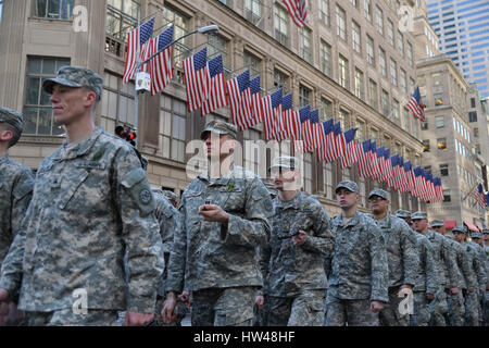 New York, USA. 17th Mar, 2017. Soldiers in the US Army march up Fifth Avenue during the 2017 St. Patricks Day Parade on March 17, 2017 in New York. Credit: Erik Pendzich/Alamy Live News Stock Photo