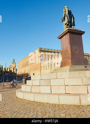 Statue of Gustav III by Johan Tobias Sergel with Royal Palace (Kungliga Slottet) in background, Gamla Stan, Stockholm, Sweden, Scandinavia Stock Photo