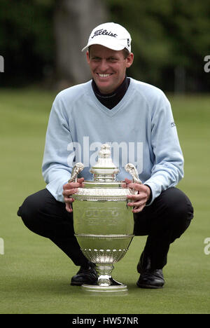 ANDERS HANSEN WITH VOLVO PGA TROPHY WENTWORTH GOLF CLUB VIRGINIA WATER ENGLAND 26 May 2002 Stock Photo