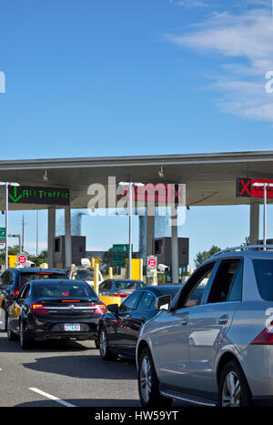 Peace Arch Border Crossing into United States from Canada.  Lineup of vehicles crossing from Surrey, British Columbia, into Blaine, Washington. Stock Photo