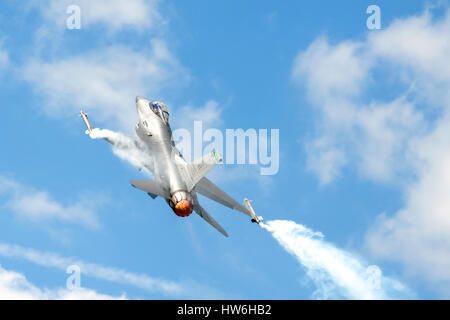 USAF F-16 in a steep climb using reheat during the Farnborough Airshow, UK Stock Photo