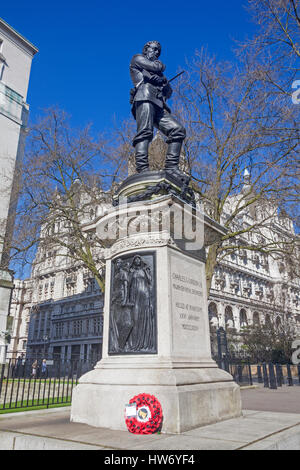 London, Victoria Embankment Gardens   The statue of General Charles G Gordon, 'Gordon of Khartoum' Stock Photo