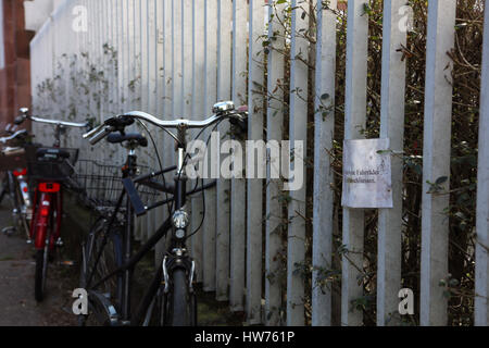 Fahrrad am Zaun abgeschlossen Stock Photo