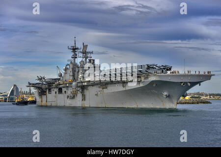 US Navy aircraft carrier USS Bonhomme Richard leaves the Western Australian port of Fremantle. The ship carries AV8B Harrier jump jets, and Ospreys. Stock Photo