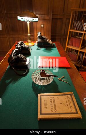 Russia, Moscow, Izmailovo-area, Stalins Bunker, formerly top secret bunker of World War Two Soviet Leader, desk of Joseph Stalin Stock Photo