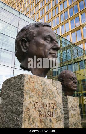 Germany, Berlin, Kreuzberg, statues of US President Gerge H.W. Bush and German Prime Minister Helmut Kohl Stock Photo