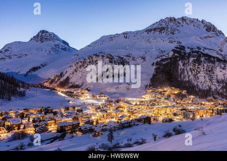 France, Savoie, Val D'Isere, view of the village and Saint Bernard de Menthon church at dusk and the Olympic flank of Bellevarde (2827 m), massif de la Vanoise, hight Tarentaise valley Stock Photo