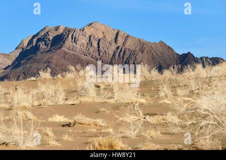 Iran, Isfahan province, Dasht-e Kavir desert, Mesr in Khur and Biabanak County, sand dunes at the foot of the mountain range of Dareh bidan Stock Photo