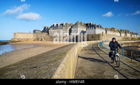 France, Ille et Vilaine, Cote d'Emeraude (Emerauld Coast), Saint Malo, the ramparts of the walled city and the Mole des Noires Stock Photo