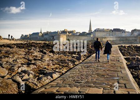 France, Ille et Vilaine, Cote d'Emeraude (Emerauld Coast), Saint Malo, path between the island of Petit Be and the ramparts of the walled city, accessible only at low tide Stock Photo