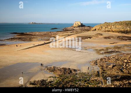 France, Ille et Vilaine, Cote d'Emeraude (Emerauld Coast), Saint Malo, fort on the island of Petit Be built by Garangeau during the 17th century, at low tide Stock Photo