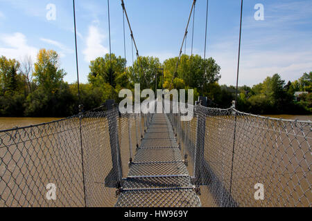 Star Mine Suspension Bridge, a 117 metre long pedestrian suspension bridge across the Red Deer River near Rosedale, Alberta, Canada Stock Photo