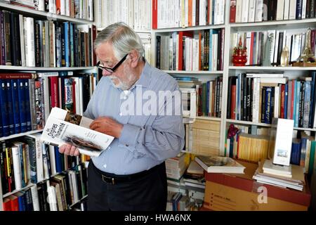 France, Paris, the french paleontologist and paleoanthropologist Yves Coppens, professor at the College de France, in the office of his home in Paris Stock Photo
