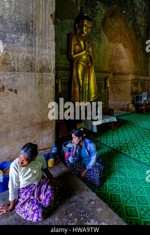 Myanmar, Bagan, temple of Htilo Milo dated 13 th. century, offerings seller Stock Photo