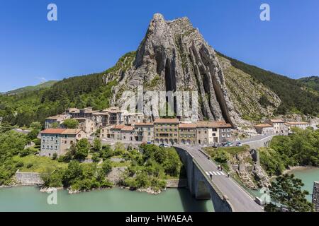 France, Alpes de Haute Provence, Sisteron, the rock of the Baume and the bridge of the Baume over the Durance Stock Photo