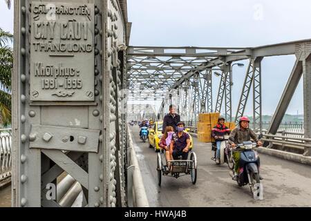 Vietnam, North Central Coast region, Thua Thien-Hue province, Hue, traffic on Trang Tien bridge (former Clemenceau Bridge) Stock Photo