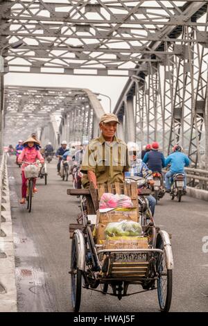 Vietnam, North Central Coast region, Thua Thien-Hue province, Hue, traffic on Trang Tien bridge (former Clemenceau Bridge) Stock Photo