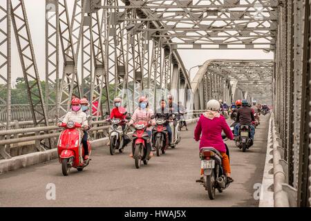 Vietnam, North Central Coast region, Thua Thien-Hue province, Hue, traffic on Trang Tien bridge (former Clemenceau Bridge) Stock Photo