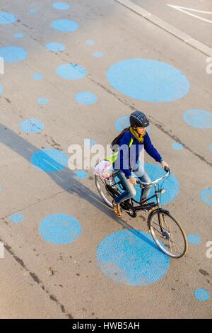 France, Paris, the New Banks, cyclist Stock Photo - Alamy