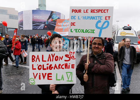 Paris, France. 18th March, 2017. Parade for the 6th republic with Jean-Luc Mélenchon in Paris, France. Credit: Bernard Menigault/Alamy Live News Stock Photo