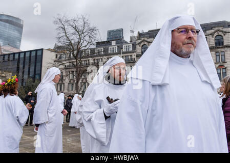 London, UK. 21 March 2017.  Druids celebrate the arrival of the Spring Equinox outside the Tower of London. Credit: Stephen Chung / Alamy Live News Stock Photo