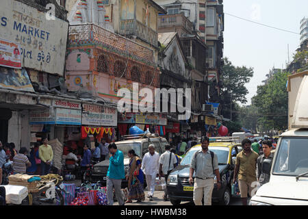 Outdoor market on Janjiker street in the south of Mumbai. The nearby Mangaldas market is the city's principal retail outlet for cloth and textiles Stock Photo