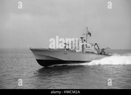 AJAX NEWS & FEATURE SERVICE. 27TH COTOBER, 1958. SOLENT, ENGLAND. - FAST PATROL BOAT TRIALS - VOSPER DESIGNED AND BUILT FPB PFIEL (P1011) ON HIGH SPEED TRIALS.  PHOTO:AJAX NEWS & FEATURE SERVICE/VT COLLECTION REF:VT2884 Stock Photo