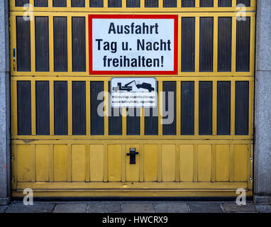 Sign Exit keep before a garage, Schild Ausfahrt freihalten vor einer Garage Stock Photo