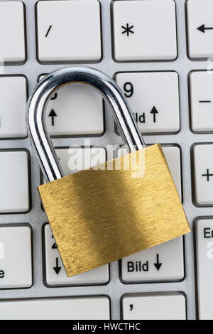 A padlock on a computer keyboard. Symbolic photo for data security and Hacking, Ein Vorhängeschloss auf einer Computer Tastatur. Symbolfoto für Datens Stock Photo