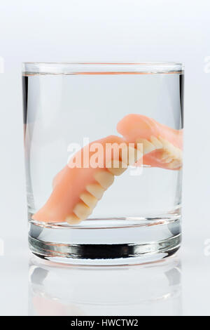 Denture m of water glass, symbolic photo for set of dentures and care, Zahnprothese m Wasserglas, Symbolfoto für Zahnersatz und Pflege