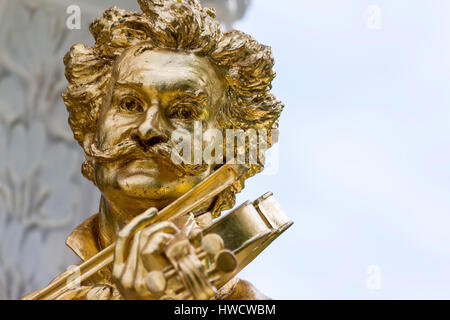 Johann Strauss Denkmal stands in the Viennese town park., Das Johann Strauß Denkmal steht im Wiener Stadtpark. Stock Photo