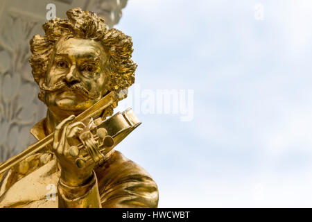 Johann Strauss Denkmal stands in the Viennese town park., Das Johann Strauß Denkmal steht im Wiener Stadtpark. Stock Photo