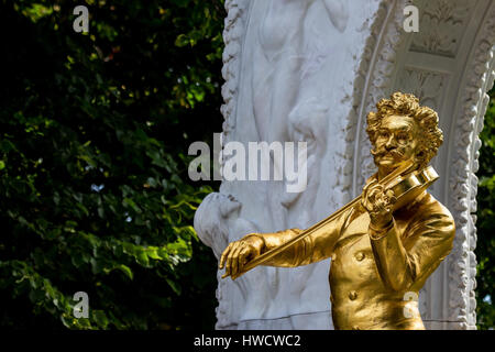 Johann Strauss Denkmal stands in the Viennese town park., Das Johann Strauß Denkmal steht im Wiener Stadtpark. Stock Photo