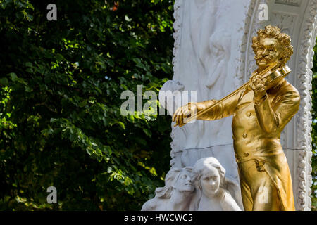 Johann Strauss Denkmal stands in the Viennese town park., Das Johann Strauß Denkmal steht im Wiener Stadtpark. Stock Photo