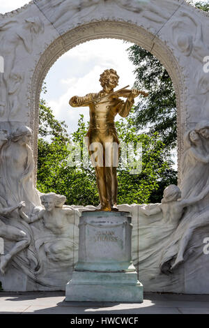 Johann Strauss Denkmal stands in the Viennese town park., Das Johann Strauß Denkmal steht im Wiener Stadtpark. Stock Photo