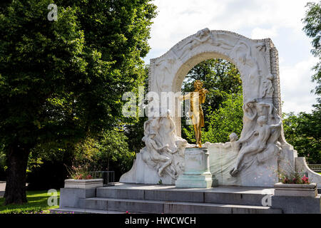 Johann Strauss Denkmal stands in the Viennese town park., Das Johann Strauß Denkmal steht im Wiener Stadtpark. Stock Photo