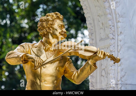 Johann Strauss Denkmal stands in the Viennese town park., Das Johann Strauß Denkmal steht im Wiener Stadtpark. Stock Photo