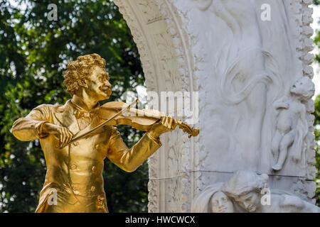 Johann Strauss Denkmal stands in the Viennese town park., Das Johann Strauß Denkmal steht im Wiener Stadtpark. Stock Photo