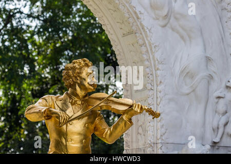 Johann Strauss Denkmal stands in the Viennese town park., Das Johann Strauß Denkmal steht im Wiener Stadtpark. Stock Photo