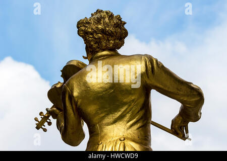 Johann Strauss Denkmal stands in the Viennese town park., Das Johann Strauß Denkmal steht im Wiener Stadtpark. Stock Photo