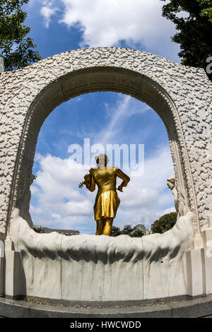 Johann Strauss Denkmal stands in the Viennese town park., Das Johann Strauß Denkmal steht im Wiener Stadtpark. Stock Photo